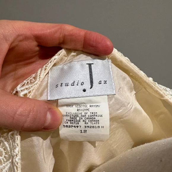 Chic Beige Sleeveless Lace Top - Picture 4 of 4